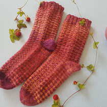 2019-07-11 Wild Stawberry Socks 1